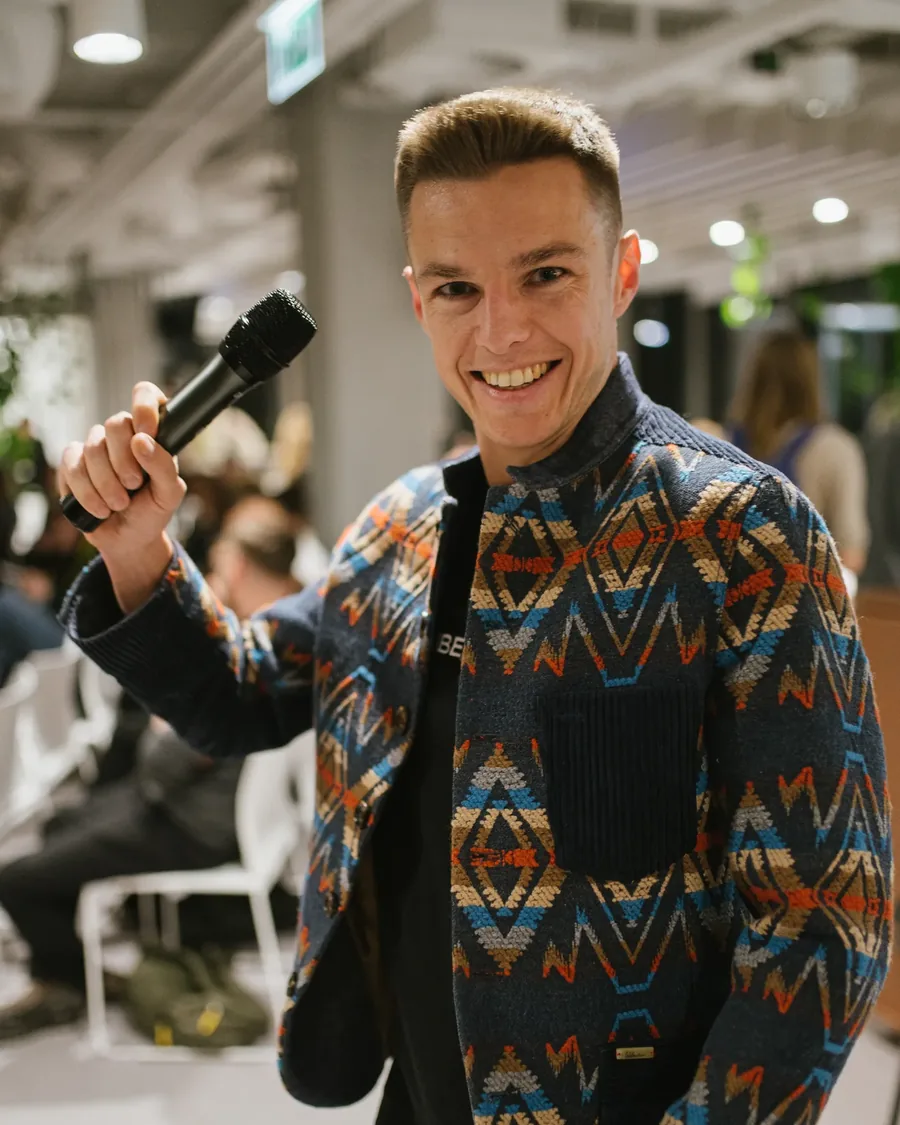 Igor Pielas z mikrofonem podczas wystąpienia